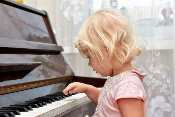 Egy Kislány Megnyomja Ujját Zongora Fehér Gombjain Zeneiskolában Tanítani Gyerekeket — Stock Fotó