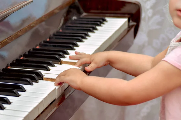 소녀가 피아노 손가락을 누른다 학교에서 아이들을 가르치는 — 스톡 사진