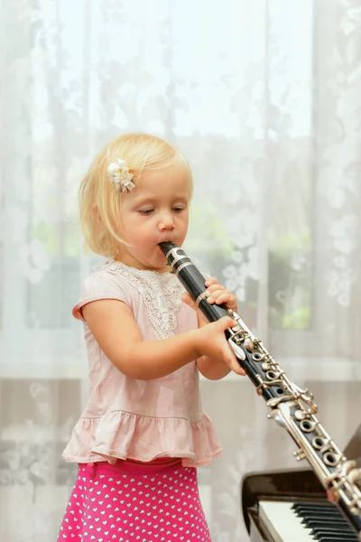 Little Girl Blows Clarinet Closes Chord Switching Holes Her Fingers — Stock Fotó