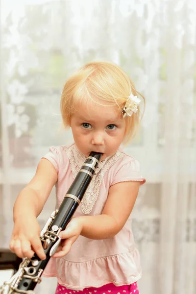 Little Girl Blows Clarinet Closes Chord Switching Holes Her Fingers — Foto Stock