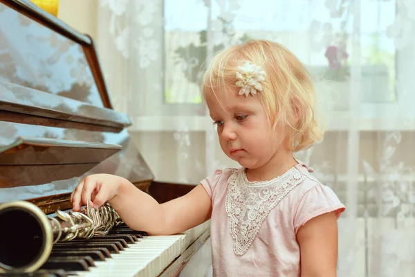 Menina Alegre Está Apoiando Nas Teclas Piano Olha Pensativamente Para — Fotografia de Stock