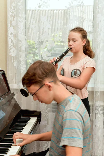 Girl Plays Clarinet Guy Glasses Accompanies Her Piano Rehearsal Training — Fotografia de Stock