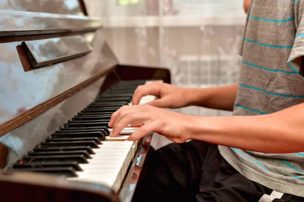 Fickó Zongorázik Próba Képzés Egy Zeneiskolában — Stock Fotó