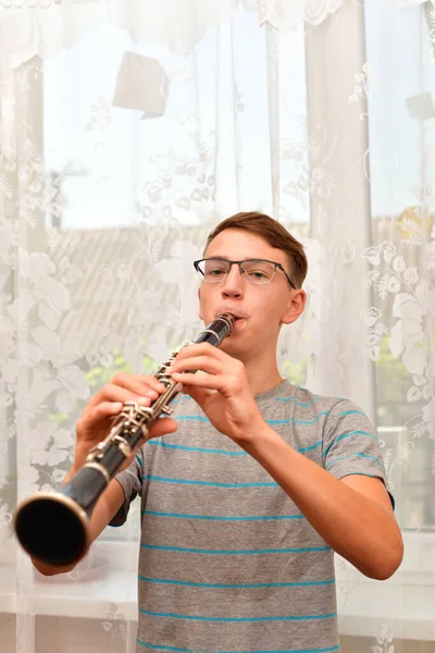 Guy Plays Clarinet Home Window Doing Home Music Assignment — Stockfoto