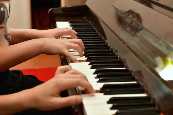 Egy Lány Egy Srác Zongorázik Négy Kézben Próba Képzés Egy — Stock Fotó