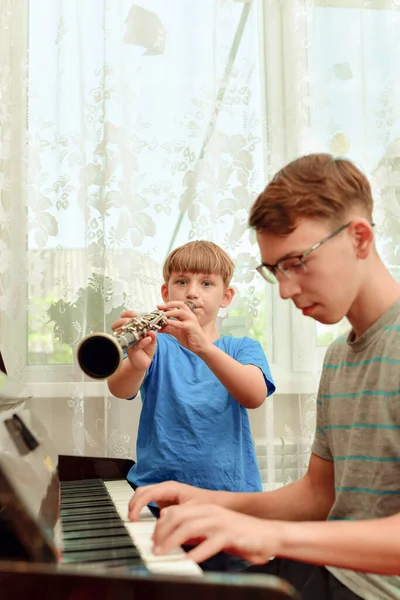 Два Мальчика Учатся Музыкальной Школе Играют Кларнете Фортепиано — стоковое фото