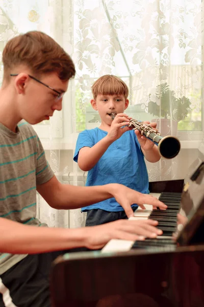 Two Boys Study Music School Play Clarinet Piano — Stock Photo, Image