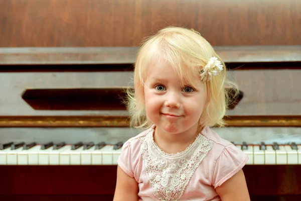 Egy Kislány Zongora Mellett Zeneiskolában Tanulni — Stock Fotó
