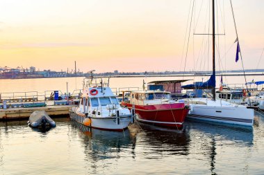 Özel yelkenli yatlar rıhtımda denize demirli..