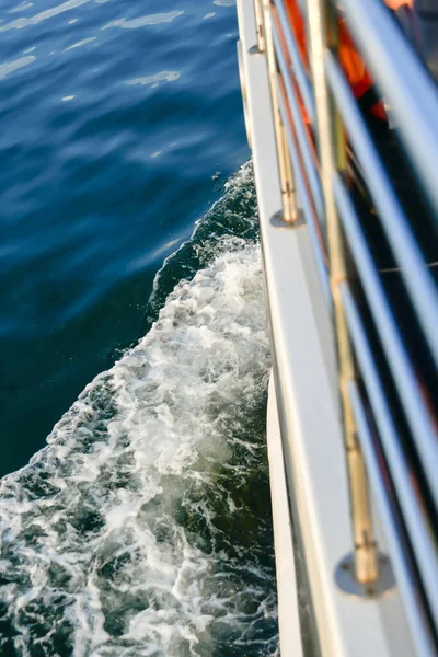 モーターシップで航海するとき クルーズボートは海の波を切断します — ストック写真