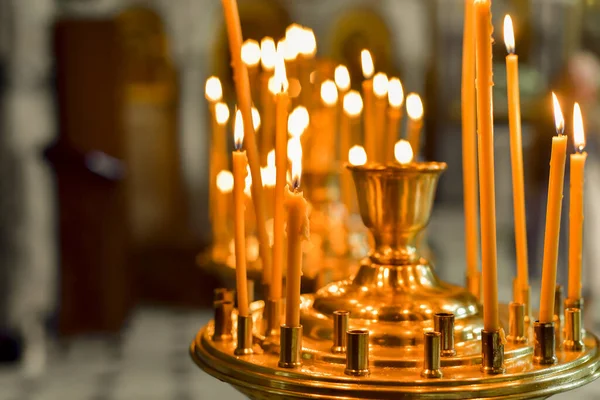 Świeczniki Świec Kościelnych Świątyni Płonącymi Świecami Podczas Kultu Chrześcijańskiego — Zdjęcie stockowe