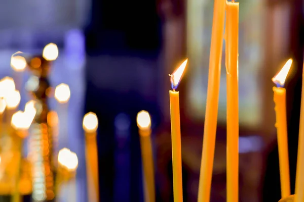 성전에서 하나님을 숭배하기 촛불을 — 스톡 사진