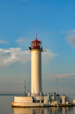 Limanda kırmızı kulesi olan beyaz deniz feneri..