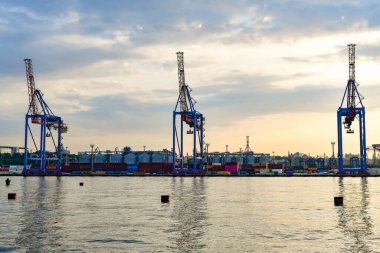 Vinçler ve endüstriyel ekipmanlar denizde, kargo limanında. Deniz manzarası.