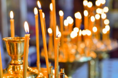 Tapınaktaki kilise mumları için şamdanlar ve Hıristiyan ibadetleri sırasında yanan mumlar..