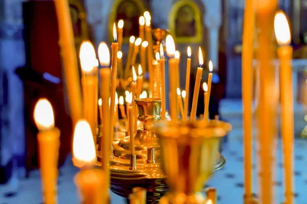 Bougeoirs Pour Bougies Église Dans Temple Avec Des Bougies Allumées — Photo