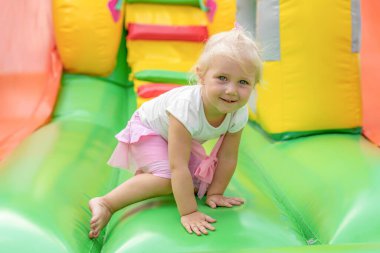 Eğlence parkında şişme trambolinde bir çocuk..