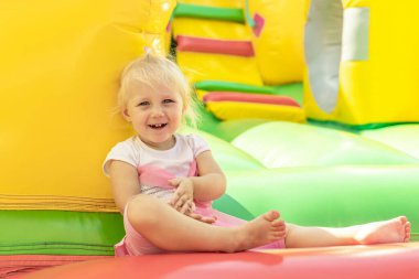 Eğlence parkında şişme trambolinde bir çocuk..