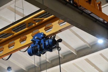 Metal üretiminde bir atölyedeki vinç elektrik akımı.