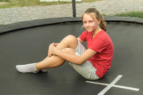 Menina Está Descansando Depois Saltar Trampolim Esportivo — Fotografia de Stock