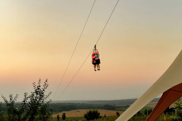 Duas Meninas Vão Para Baixo Balanço Corda Parque Extremo — Fotografia de Stock