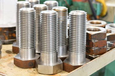 Depoda torna tezgahında geniş çaplı cıvatalar var..