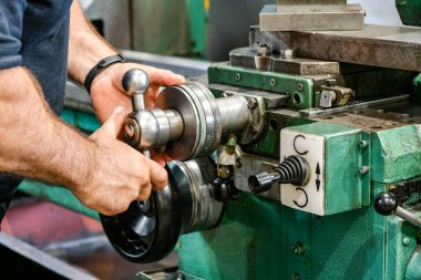 İşçi torna üzerindeki kadranda yayının boyutunu ayarlar.