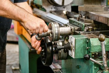 İşçi torna üzerindeki kadranda yayının boyutunu ayarlar.