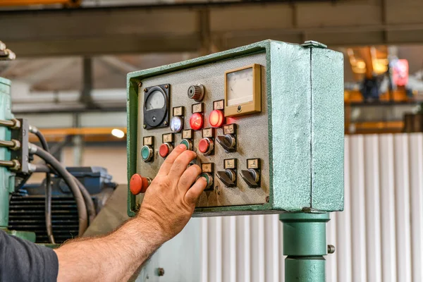 Arbeider Stelt Het Bedieningspaneel Alvorens Aan Machine Werken — Stockfoto