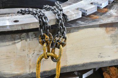 Fabrikadaki bir telpher vincine yük taşıma zinciri..