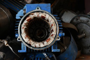 Tamir için bir depoda elektrikli bir konutta bakır örgü..