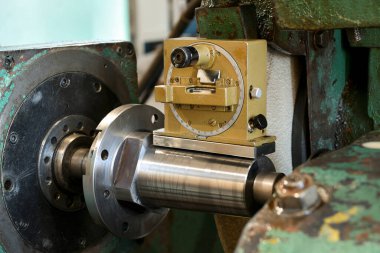 Metal çalışan makineler için konik insan yelesi üretiminde optik çeyrek. Yatay düzlemlere eğimin açısını ölçmek için açıcı aracı.
