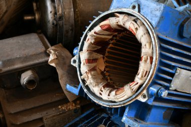 Tamir için bir depoda elektrikli bir konutta bakır örgü..