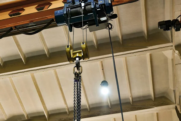 Chains Lifting Loads Telpher Crane Lie Wooden Rack — Stock Photo, Image