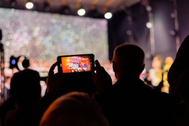 Mobil kamera konserin performansını kaydediyor..