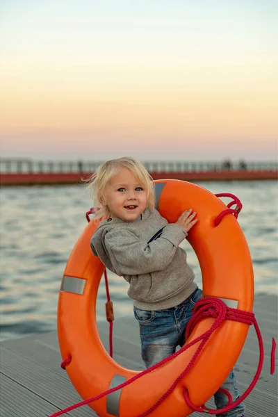 Una Bambina Trova Sul Molo Tiene Una Boa Salvataggio Vicino — Foto Stock