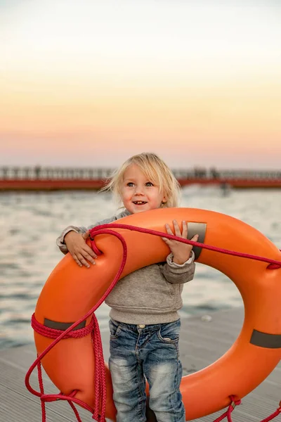 Una Bambina Trova Sul Molo Tiene Una Boa Salvataggio Vicino — Foto Stock