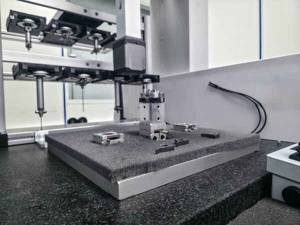 Лаборатория, оснащенная современным оборудованием, занимается тестированием механических компонентов. Установка представляет собой червь, который можно использовать с различными инструментами и деталями, тщательно подобранными для анализа.