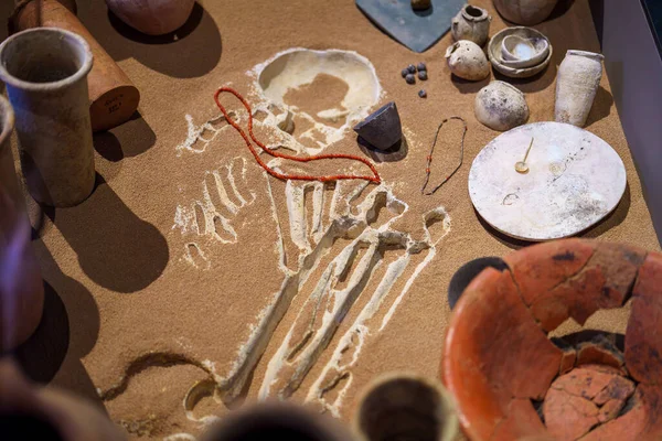 İskelet kalıntıları çanak çömlek ve aletlerin yanında sergileniyor. Eski bir medeniyetten kalma kültürel eserler ve defin uygulamaları hakkında bilgiler ortaya koyuyor..