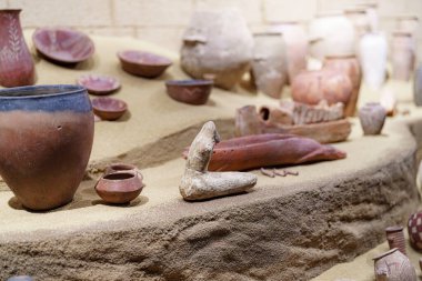 Müzenin içinde kumlu bir yüzeye seramik parçalar yerleştirilmiştir. Koleksiyonda antik zanaat ve kültür tarihini yansıtan çeşitli tencere ve dekoratif eşyalar yer alıyor..