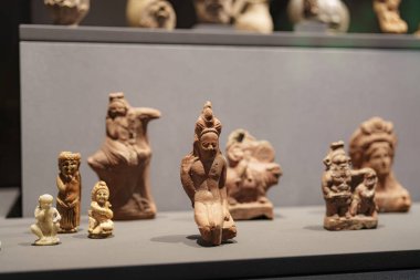Çeşitli kil heykelcikler bir müzenin rafında sergilenir. Bu eserler antik kültürleri ve vitrinleri temsil ediyor. Eski çağlardan karmaşık tasarımlar ve detaylar..