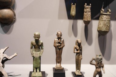 Bir müzede sergilenen antik heykellerin bir koleksiyonu. Rakamlar, uzun zamandır kayıp olan medeniyetin çeşitli yönlerini, zanaatkarlığı ve tarihsel önemi temsil ediyor..