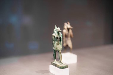 İçinde hayvan özellikleri taşıyan iki bronz heykel, çağdaş bir müzede sergilenmekte, antik sanat ve zanaatkarlık sergilenmektedir..