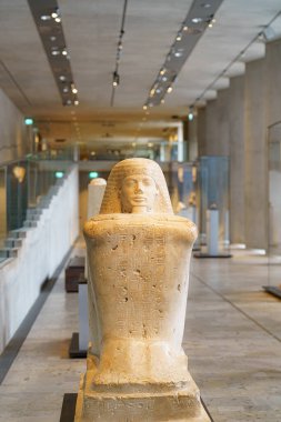 Antik Mısır 'dan kalma taştan bir lahit geniş, aydınlık bir müzede duruyor..