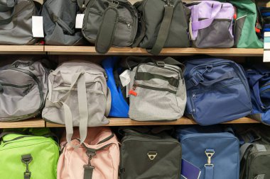 Birçok spor çantası mağaza raflarında durur. Çantalar siyah, gri, mavi, pembe ve yeşil olmak üzere çeşitli renklerdir. Çoğunun omuz askısı ya da tutacağı var..