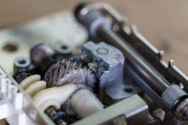 Mekanik bir parça, metal ve plastik elementlerin, toprak ve enkazın bir kombinasyonunu ortaya çıkararak ayrıntılı olarak gösterilir. Bu sahne mühendisliğin karmaşıklığını yakalar..