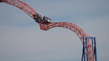 Six Flags Great Adventure 'da yakalanmış, hız trenlerinin adrenalin patlaması ve çarpıcı manzaralar sunan bir dönme dolap. Heyecan dolu mükemmel bir gün.