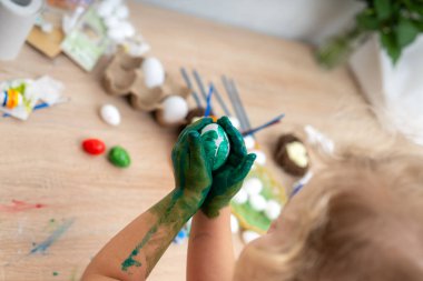 Çocuk fırça ile boyama