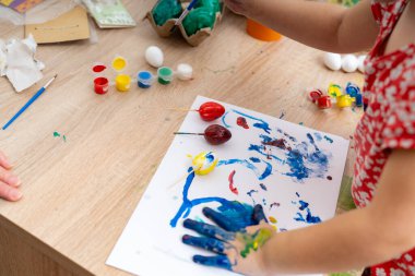 Renkli boyayla kağıt üzerinde çocuk resmi