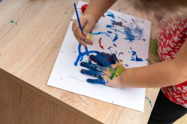 Fırçayla çocuk resmi